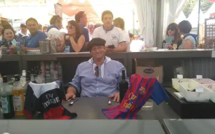 فيديو صادم| مسؤول فرنسي يأكل فأرًا.. فماذا دفعه لذلك؟