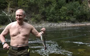 شاهد|  فوق جبال سيبيريا.. هكذا قضي الرئيس الروسي أجازته 