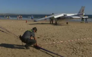 طائرة تهبط وسط المصطافين على الشاطئ وتقتل طفلة ورجل مسن (صور)