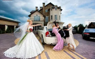  بمساعدة صديقتها ..فتاة سعودية تخطف عريسها وتصوره عاريا