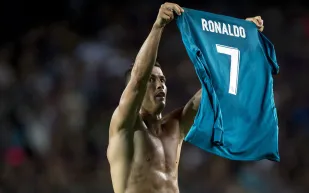 صورة الكلاسيكو رونالدو أنا هنا يا ميسي أرفع راية تفوقي وأرد الصاع صاعين