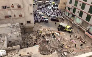 بالفيديو انهيار عقار من 5 طوابق في صعيد مصر