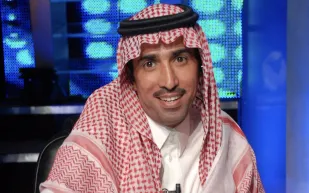 سيارة هدية لمقيم داوم على توصيل مسنة للمستشفى منذ عامين مجاناً