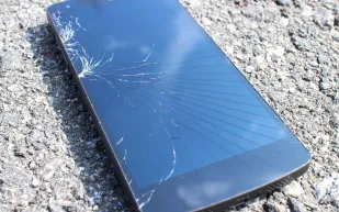 هل تبحث عن شاشة لهاتفك يستحيل تحطيمها؟.. موتورولا وجدت الحل !