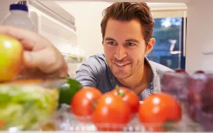 متى تبدأ يومك بحمية؟.. هذا ما ينصح به الخبراء الرجل