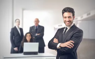 هكذا يجب أن تكون العلاقة بين القيادة والإدارة داخل الشركة