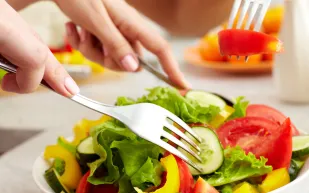 3 عادات سيئة تجنب القيام بها بعد تناول الطعام