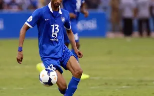 فيديو سلمان الفرج يثير الجدل بتصرف غريب أثناء عزف النشيد الوطني