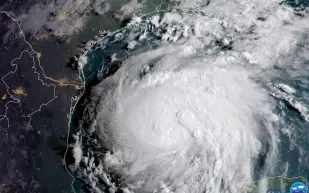 في ظل تداعيات إعصار هارفي.. لماذا تنخفض أسعار النفط بدلاً من ارتفاعها؟