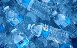 زجاجة المياه في تكساس بسعر يقترب من 43 دولارا بسبب هارفي