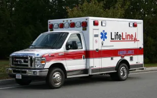 لماذا تكتب كلمة «إسعاف» بالمعكوس في مقدمة سيارات الاسعاف؟