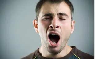 ما الذي يدفعنا إلي التثاؤب ؟