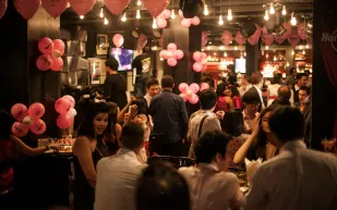 فيديو|حفل موسيقي مختلط داخل مطعم شهير بالقطيف