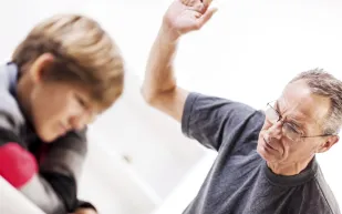 فيديو| والدان يجبران طفلتهما على تناول الخمر والمواد المخدرة