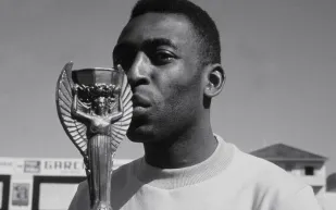 بعدما جلب المجد لبلاده ..بيليه على كرسي متحرك بسبب المرض (صور)