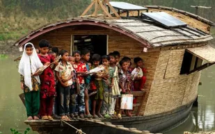 مدرسة في أحضان الطبيعه وأخرى أساتذتها من الروبوت ..شاهد أغرب مدارس العالم