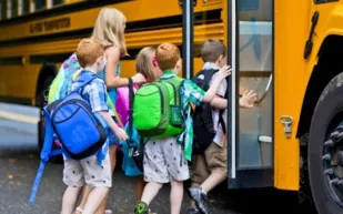 العودة للمدارس ومشكلة الأباء في توصيل الأبناء