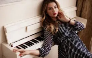 فيديو: فتاة تعزف على البيانو في معرض بالرياض