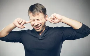 متى عليك أن تقلق إذا كنت تعاني من طنين في الأذن؟