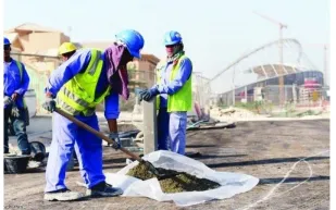 العمال في قطر يبنون قبورهم بدلاً من الملاعب