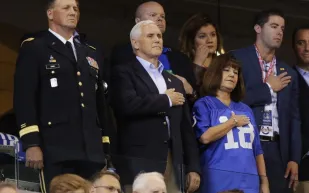 نائب الرئيس الأميركي يغادر مباراة لعدم وقوف اللاعبين خلال النشيد الوطني