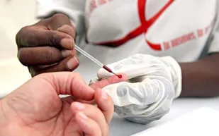 إلزام 10 جنسيات بفحص الإيدز عند تجديد الإقامة