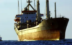 بالفيديو لحظة غرق سفينة إيرانية متوجهة إلى قطر