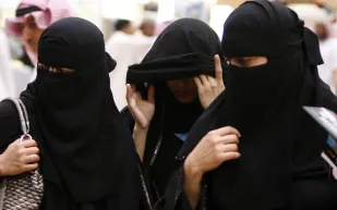 فيديو| جدل علي «تويتر» بسبب مقطع «#شاب_يعتدي_علي_قايده_سيارهَ»