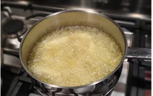 تزوج عليها فسكبت عليه الزيت المغلي