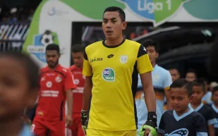 وفاة حارس مرمى بعد اصطدامه بزميله في الدوري الإندونيسي