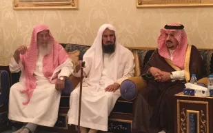 فيصل بن بندر يعزي في المتوفين بحادثة حريق الملقا