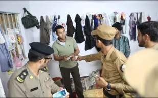 عمل القطيف يضبط عددا من المخالفين في محال الخردوات والسكراب