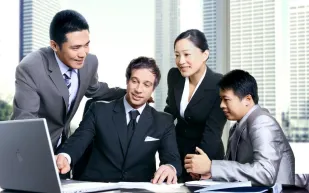 كيف يؤثر تطوير فرق العمل في إنتاجية الشركات ؟ 