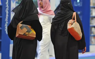 فيديو: تقرير تليفزيوني  يرصد اراء السعوديون عن الحملة ضد الفساد