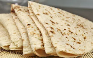 فيديو| شاب يدهس الخبز بسيارته 