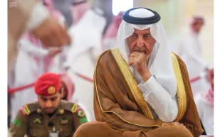 صورة مؤثرة لخالد الفيصل في عزاء منصور بن مقرن