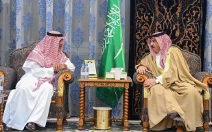 مقرن بن عبدالعزيز يستقبل المعزين في وفاة الأمير منصور