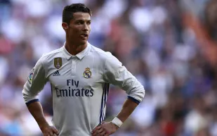 الصحافة الاسبانية..مستوى رونالدو المنخفض بسبب خلافات صديقته ووالدته ! 