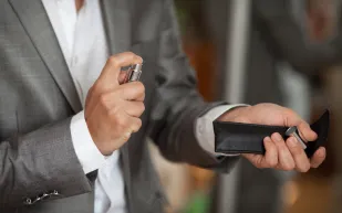 الرائحة هي الثقة والتميز.. دليلك إلى عطور العود 