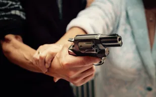 فيديو: زوج يحتجز زوجتة والشرطه تتدخل لأنقاذها 