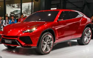 شاهد| «وحش» لامبورغيني الجديد تتحدى الثلوج والرمال 