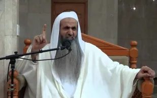 إيقاف الحواشي إمام الجامع الكبير بخميس مشيط عن الإمامة والخطابة 