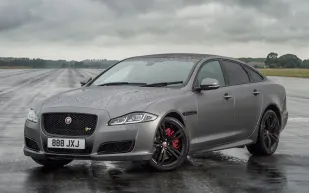 شاهد| جاغوار XJR.. متعة القيادة بانسيابية مذهلة !