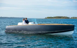 هذا القارب الصغير تجاوزت قيمته النصف مليون دولار ! (صور) 