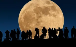 ما هي ظاهرة «#القمر_العملاق» ؟.. نوره يزداد 15%