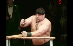 شاهد| أقوى رجل بالعالم يحمل حصاناً ويدق المسامير بيديه