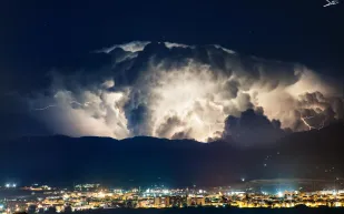 فيديو|عاصفة رعدية تضئ سماء منطقة كيمبرلي الأسترالية ليلاً