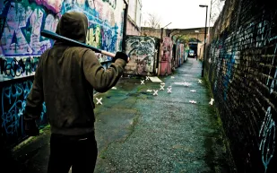 فيديو| شاب يحطم واجهة مطعم بعد إعلان ترامب القدس عاصمة لإسرائيل 