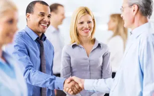 إنفوجراف| هكذا تكسر الجليد وتندمج في مناسبة لا تعرف فيها أحداً