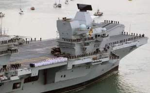 أكبر حاملة طائرات بريطانية تتعطل بعد أيام من إطلاقها (فيديو) 